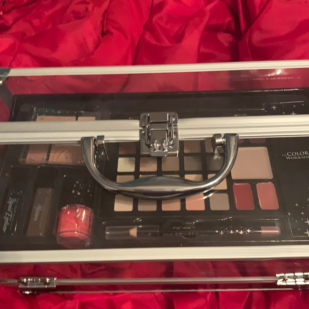 i’m selling this big makeup kit wonderful for kids also comes with nail polishes